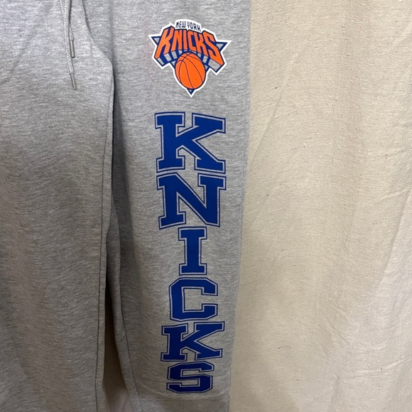 Knicks Men's Gray Joggers - Picture 5 of 5